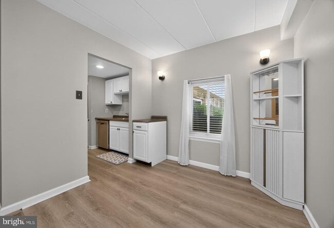 Building Photo - 217 Village Walk