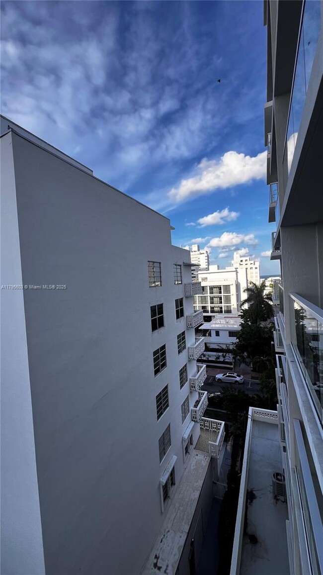 Building Photo - 1750 James Ave