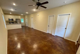 Building Photo - 2 bedroom/2 bath