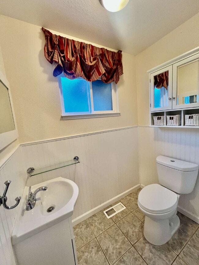 Building Photo - MOVE IN SPECIAL! ! Beautiful 3 bedroom 3 b...