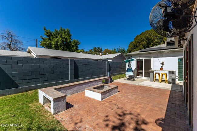 Building Photo - 1301 W MacKenzie Dr