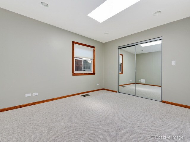 Building Photo - 2063 N Oakley Ave