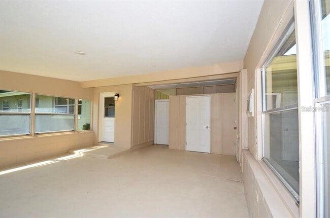 Building Photo - 615 Sarita St