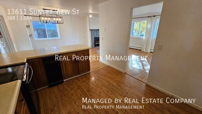 Building Photo - 13611 Sunset View St