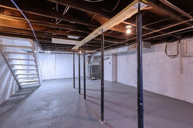 Building Photo - 68 Dewey St