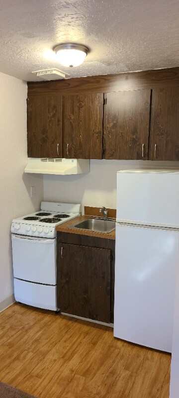 Building Photo - 1625 Kent Des Moines Rd