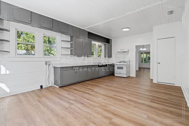 Building Photo - Updated 3 Bed 2 Bath with Large Fenced Yard