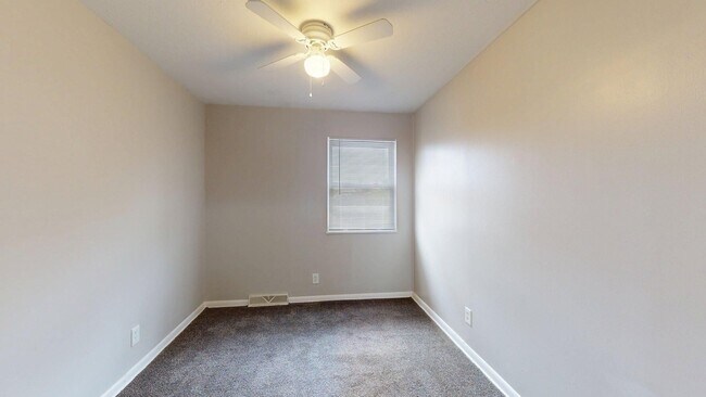Building Photo - Elyria - updated 2 bedroom/1 bath townhouse.