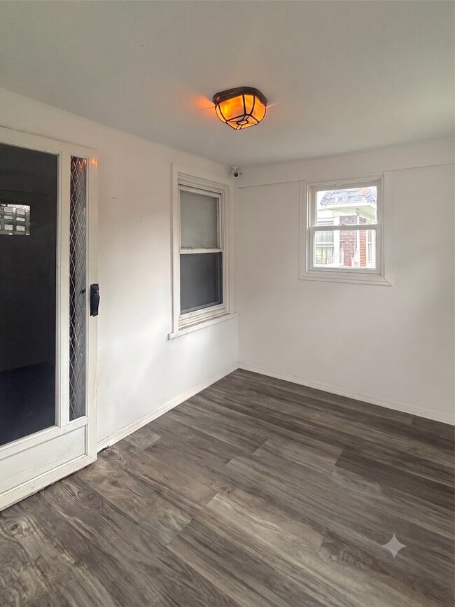 Building Photo - 4-Bedroom, 1-Bathroom Residence w/ Washer and Dryer