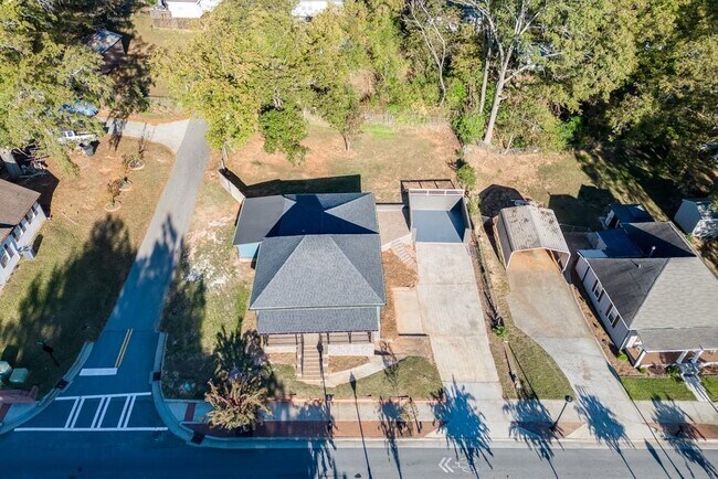 Building Photo - 4615 S Lee St