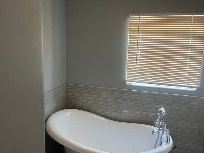 Building Photo - POOL HOME 3 BEDROOMS 3 BATHS