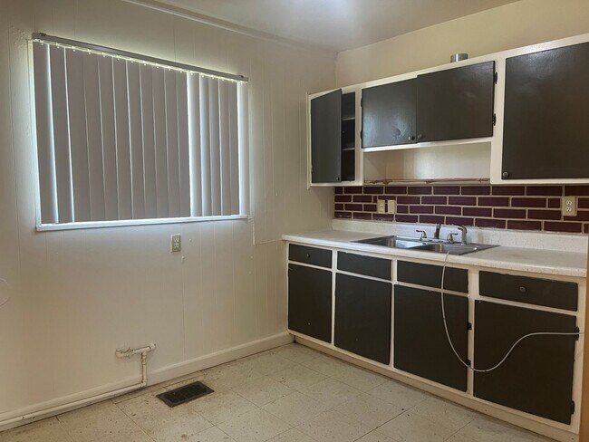 Building Photo - 2 BEDROOM 1 BATH HOME WITH A SINGLE GARAGE