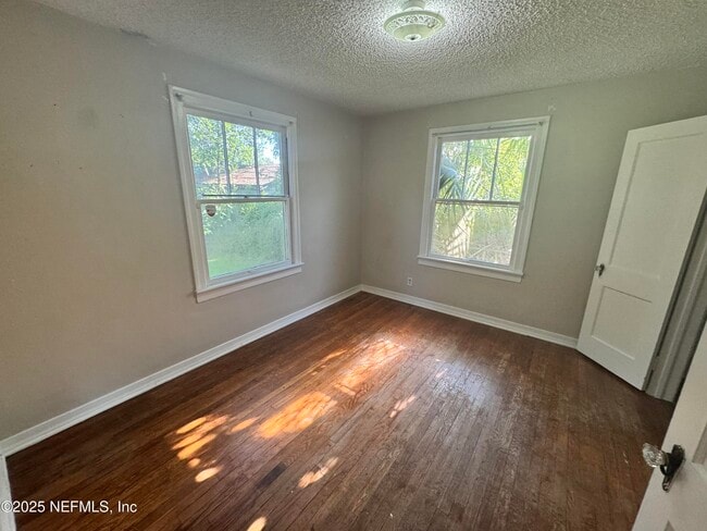 Building Photo - 4050 Dellwood Ave