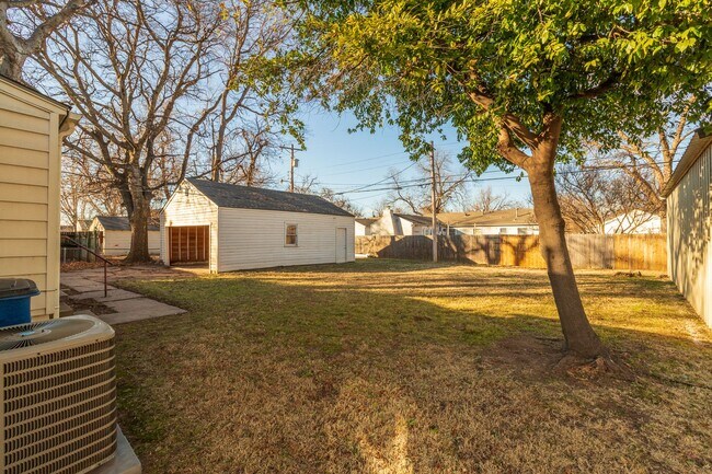 Building Photo - Beautiful Brookside duplex unit - NO PETS