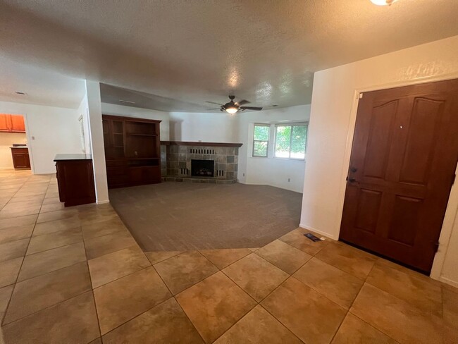 Building Photo - Beautiful home in Kingsburg