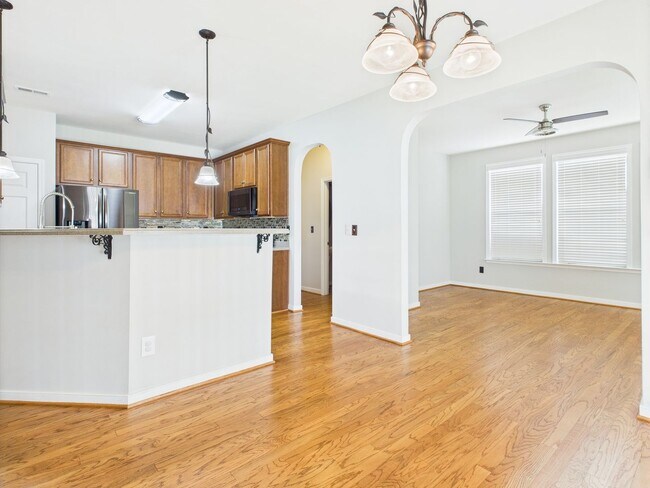 Building Photo - Charming 5-Bedroom 2.5 Bathroom Home locat...