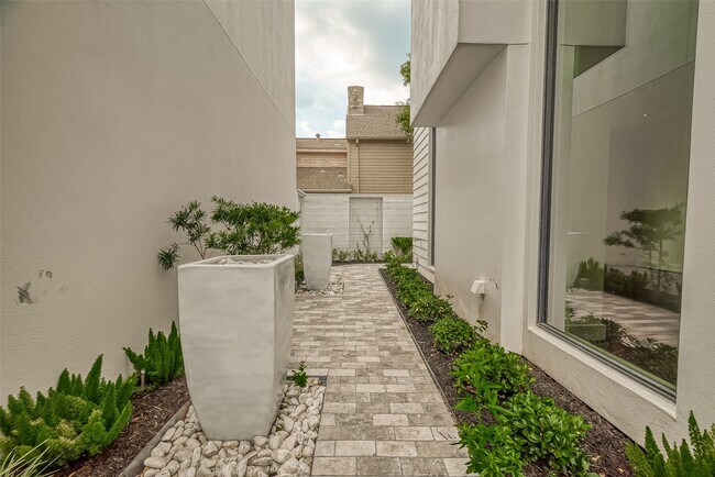 Building Photo - 2114 Potomac Dr