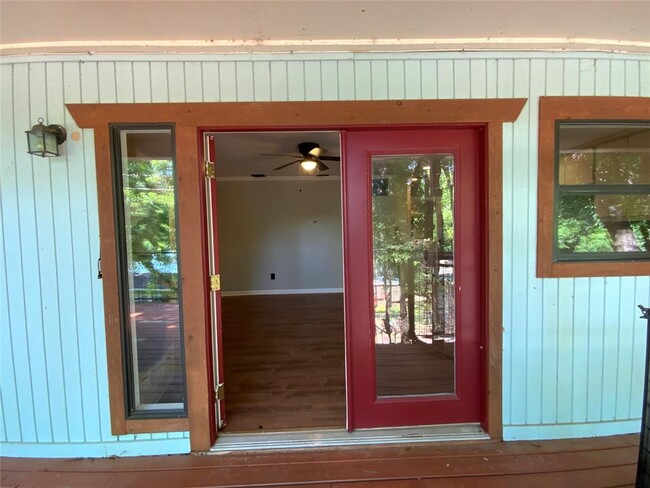 Building Photo - 2807 Edgewater Dr