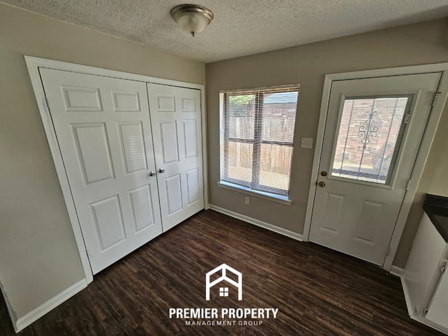 Building Photo - Move-In Ready 3BR Gem in Memphis - Cozy Fireplace, Tile Dining & Private Yard