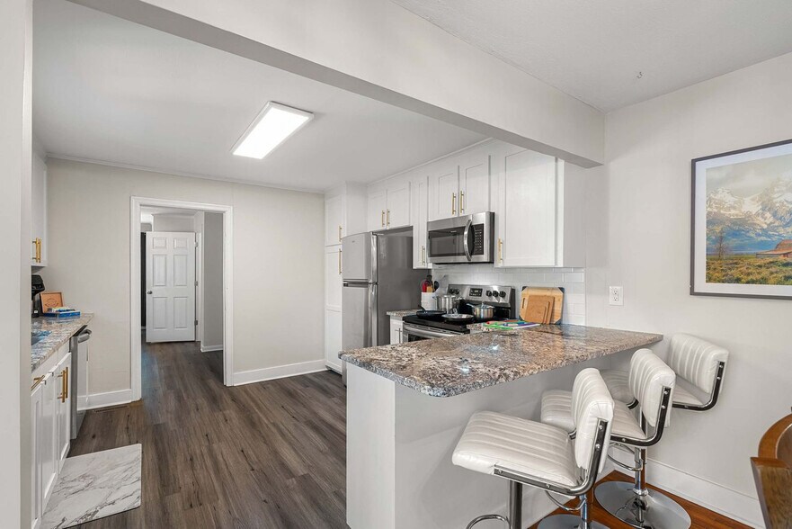 Building Photo - 1707 1st Terrace