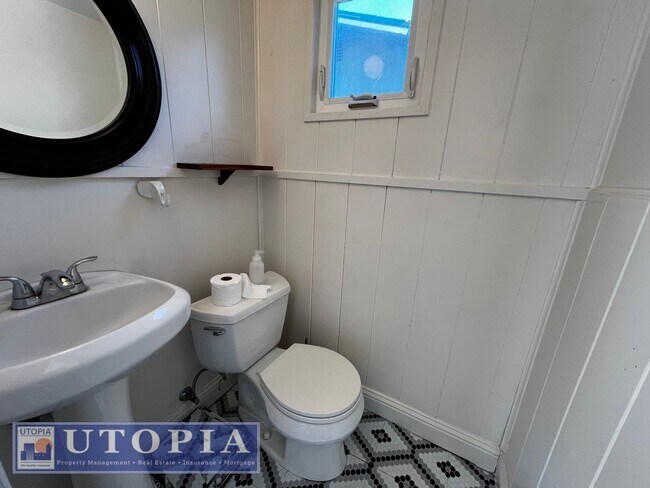 Building Photo - Charming 3 Bedroom, 1.5 Bathroom close to ...