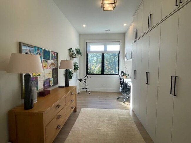 Building Photo - 9 Willow Pond Rd