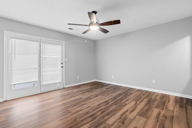 Building Photo - 305 Spring Valley Ln
