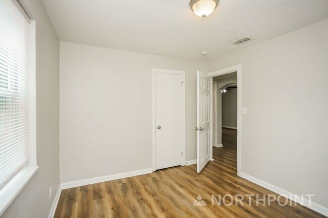 Building Photo - 2040 Union St S