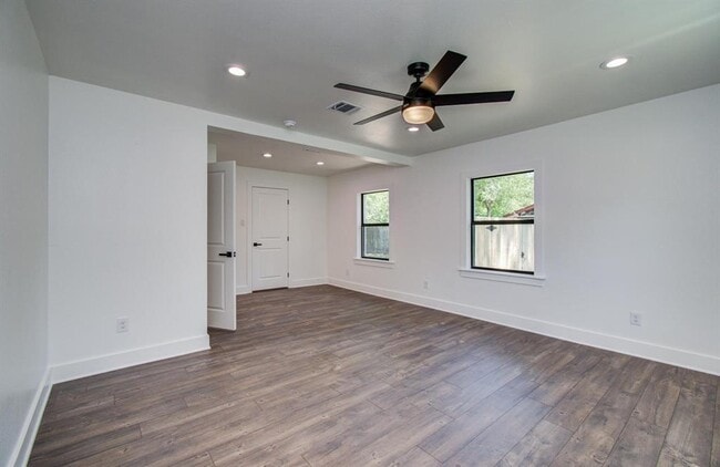 Building Photo - 624 Willow Ln