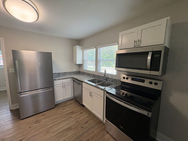 Building Photo - Your Next Home Awaits – Spacious Rental in a Convenient Location