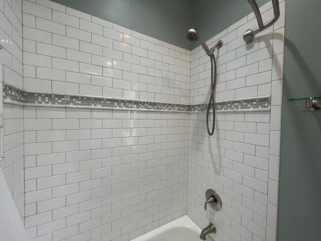 Building Photo - 3 Bedroom 2 1/2 Bath Updated Historic Home