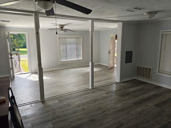 Building Photo - Cline St