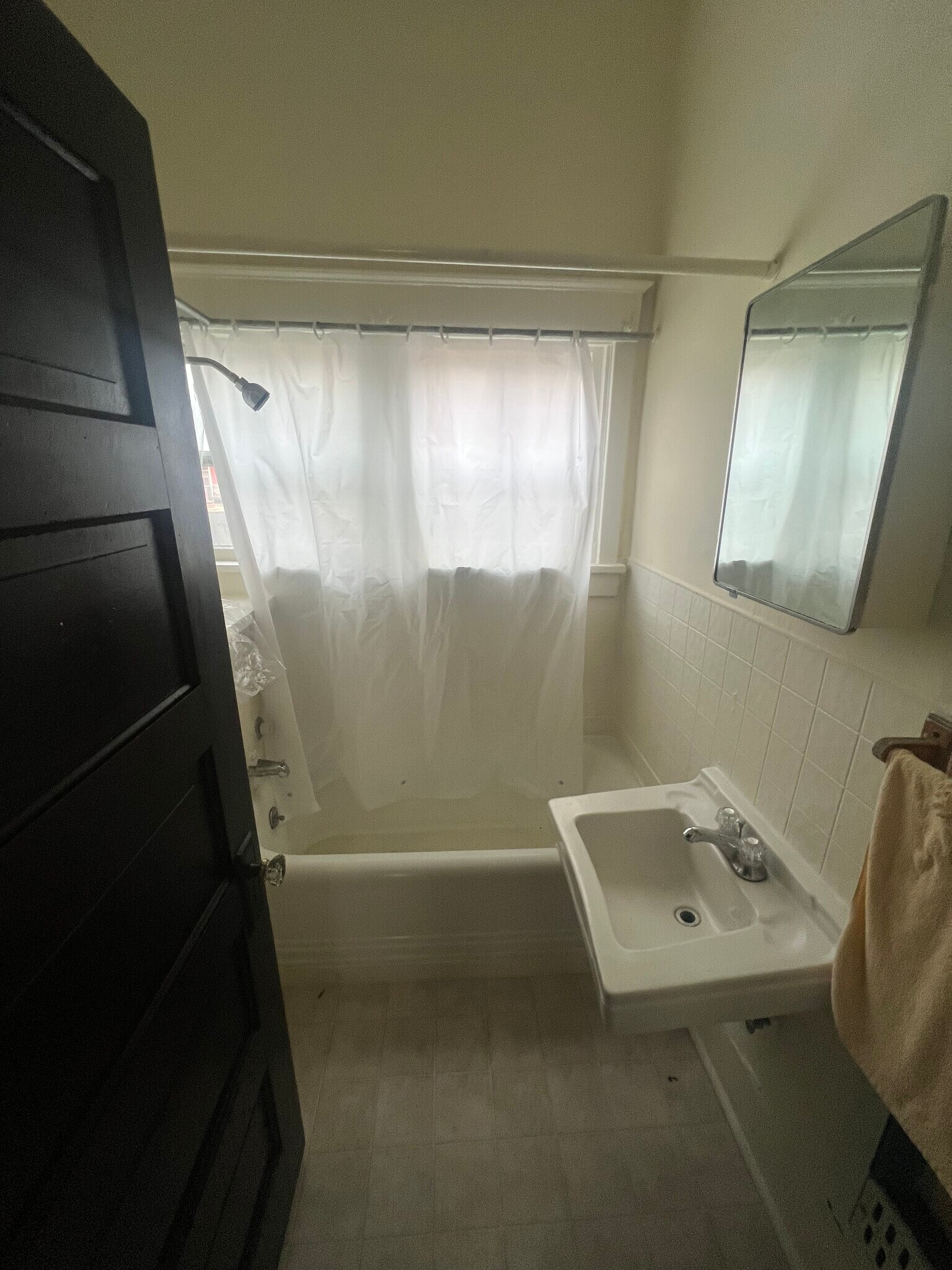 Building Photo - 406 E 1st St