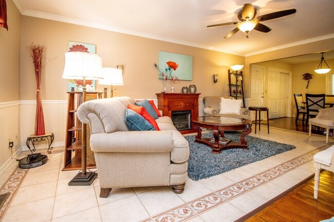 Building Photo - 3 bed, 2.5 bath Duplex