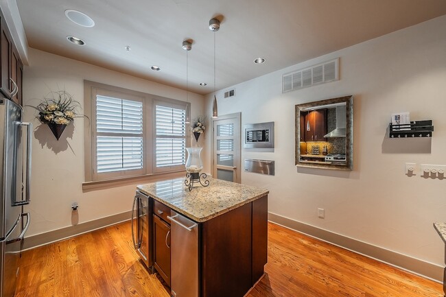 Building Photo - 6350 Oriole Dr