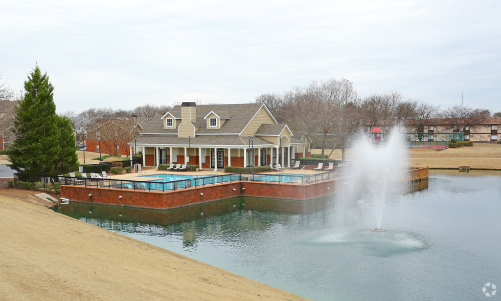 Building Photo - Vaughn Lakes