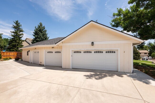 Building Photo - 5 Bedroom 2.5 Bath Retreat in Prime Arvada...