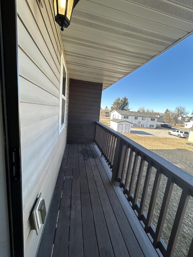 Building Photo - 2 Bed / 1 Bath Upstairs Condo with Garage. Convenient location. MOVE IN SPECIAL!