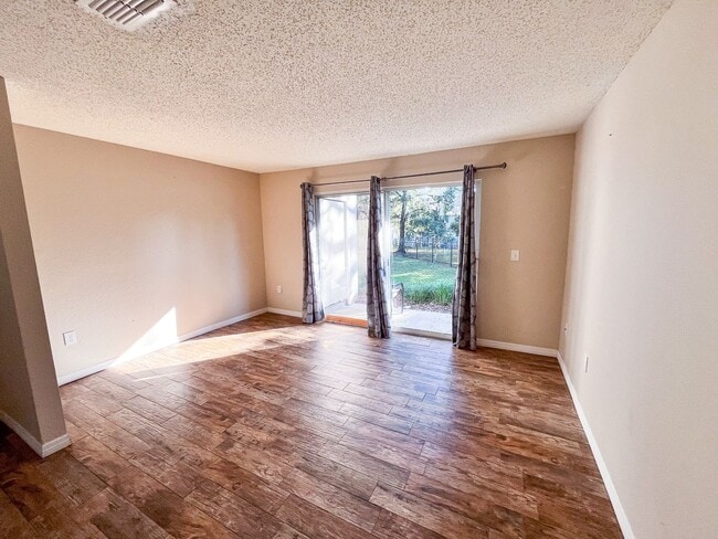 Building Photo - Windsor Park #1118 - On several bus routes to UF