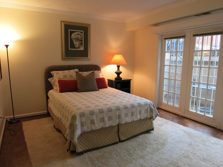 Queen Bed - 1755 Q St NW