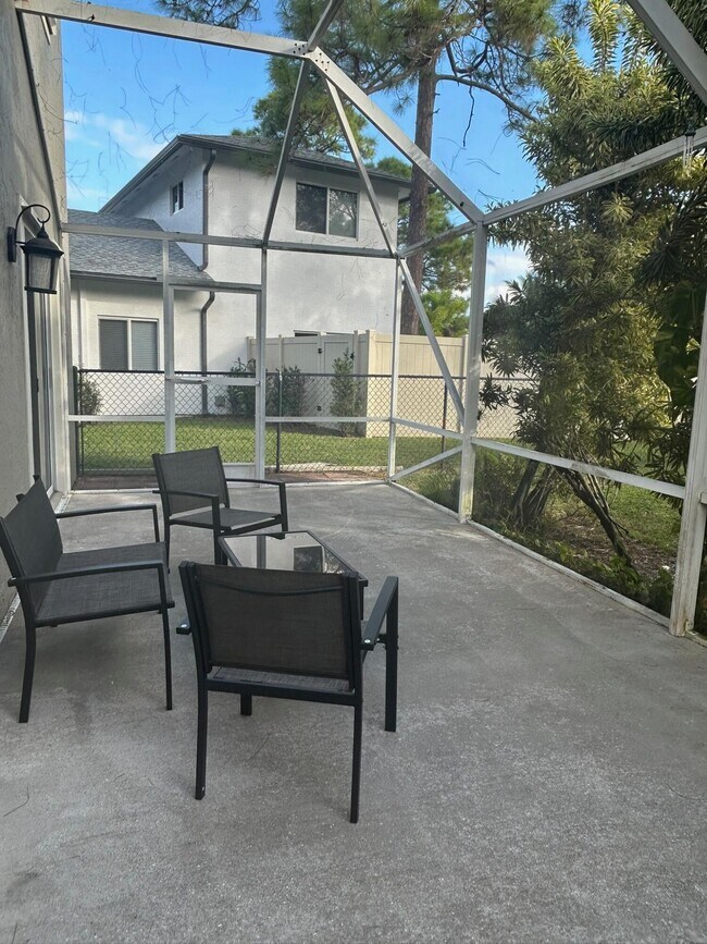 Building Photo - 1136 Staghorn St