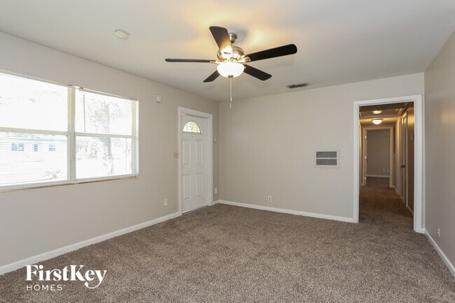 Building Photo - 262 Claudia Dr