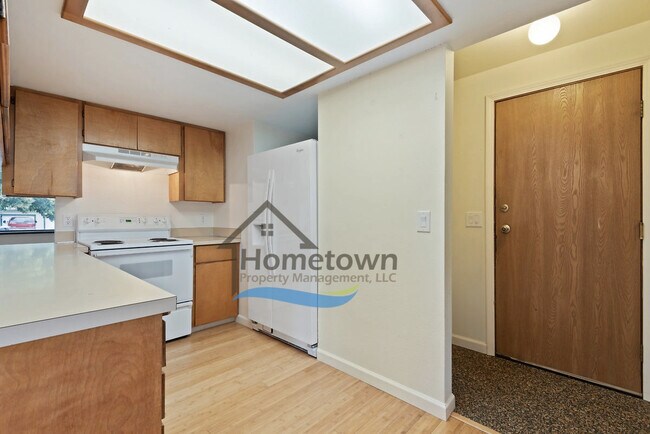 Building Photo - Great 3 Bedroom 2 Bath Duplex with Garage ...