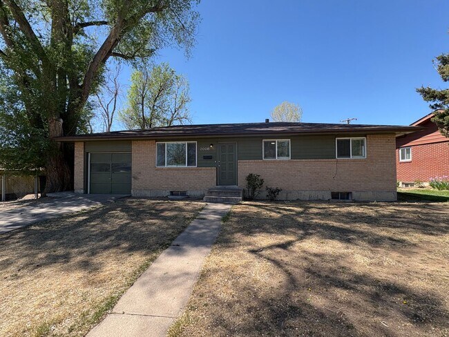 Building Photo - Newly Updated - Spacious 5 Bed 2 Bath Home