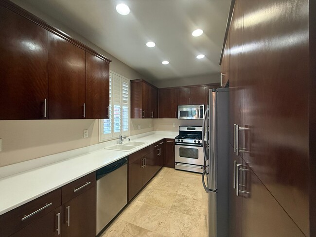 Building Photo - Modern 2 bedroom, 2.5 Bathroom Townhouse i...