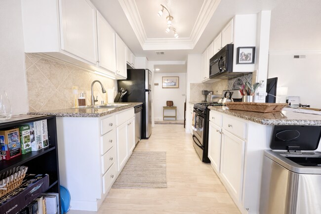 Building Photo - Poolside Condo