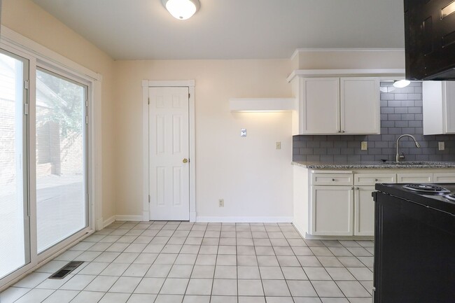 Building Photo - Updated Move In Ready 3-Bedroom Home, Grea...