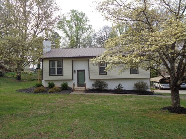 Building Photo - Nice! Updated House with Unfinished Basement-Ready for Move-In