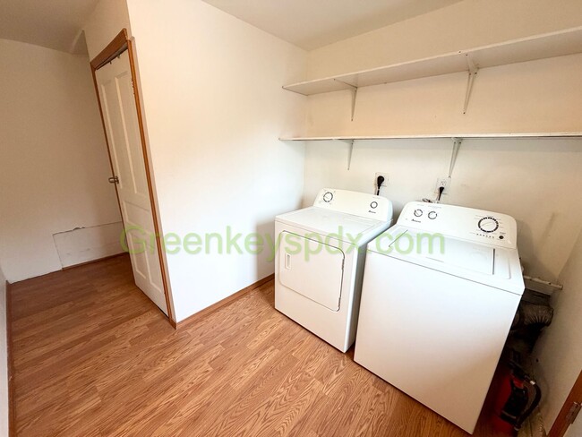 Building Photo - Awesome Mid-Century Classic 3-Bedroom House in NE Portland - $150 OFF FIRST MONTH