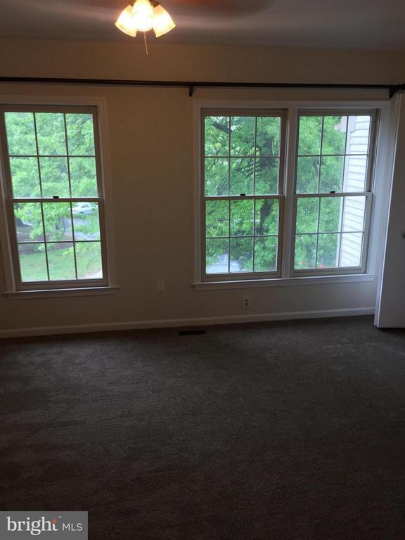 Building Photo - 8911 Oakwood Way
